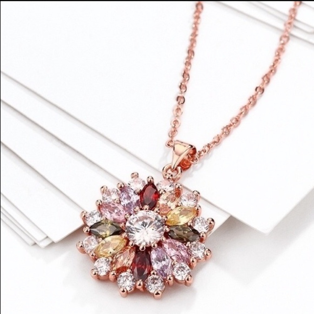 🛍Rose Gold Tone Flower pendant with chain.